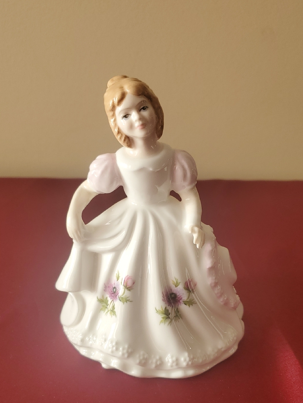 Royal Doulton Small Figurine Figure of the month March HN3332 5.5"